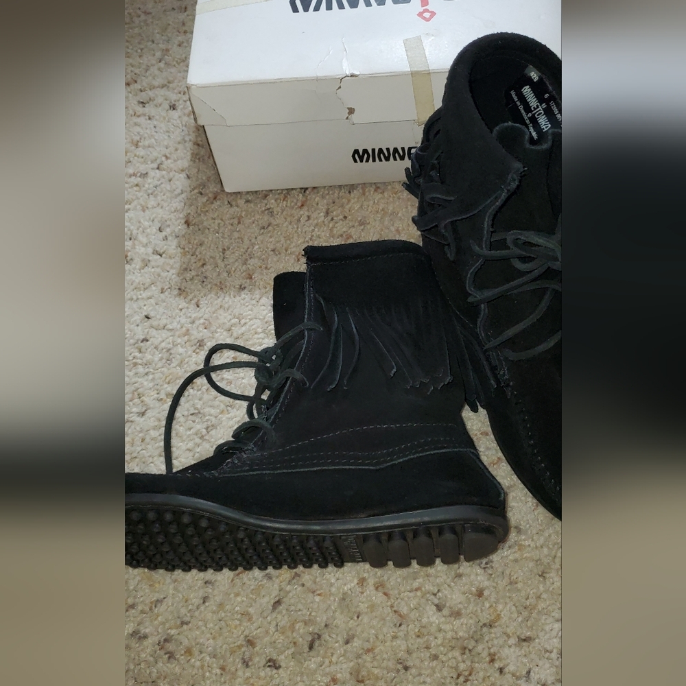 Minnetonka Black Fringe Boot size 6 - Picture 3 of 9
